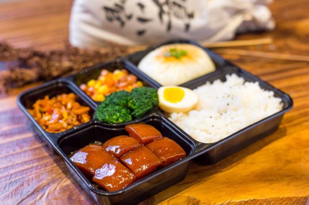 工廠級(jí)全自動(dòng)盒飯封口包裝機(jī)：高效封口，鎖鮮增效